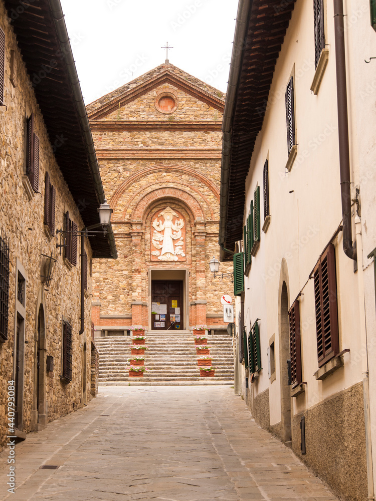Italia, Toscana, il paese di Panzano in Chianti. Il borgo antico e la chiesa di Santa Maria.