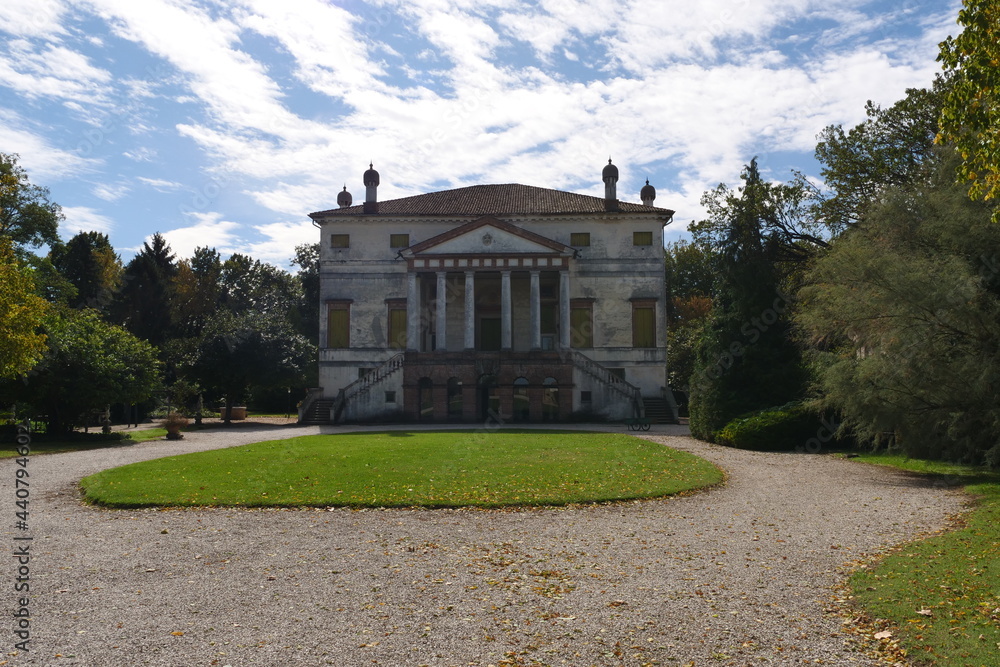 A large building with grass in front of a house Villa Avezzu Fratta Polesine 