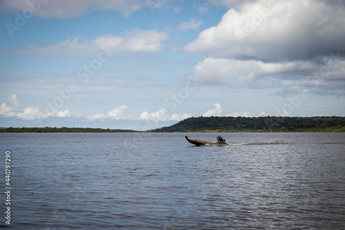 Canoa no rio Amazonas