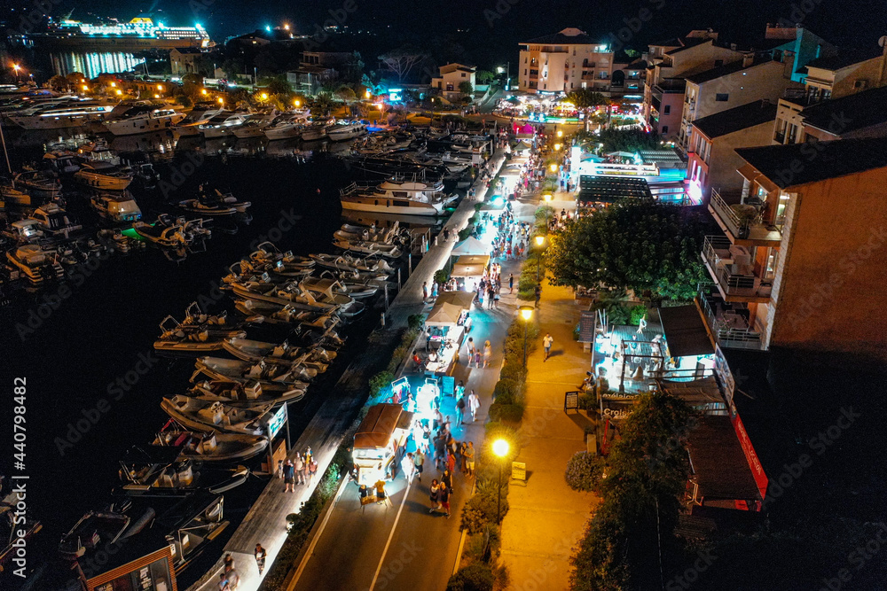 Marché nocturne sur le port de Porto-Vecchio Marché nocturne sur le port de Porto-Vecchio