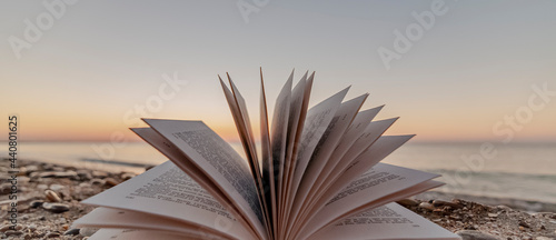 Фотография Zénitude sur la plage. Livre ouvert sur une plage.