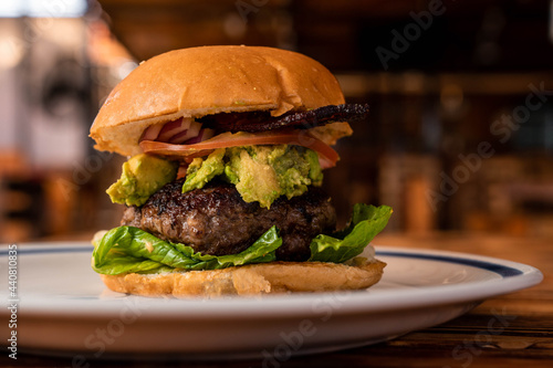 Hamburguesa con guacamole photo