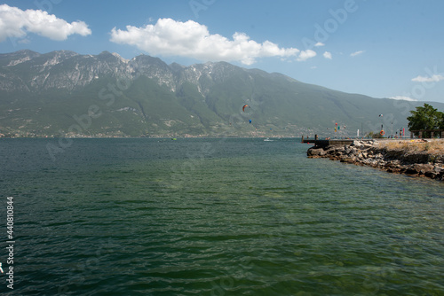 vista sul lago con cielo limpido