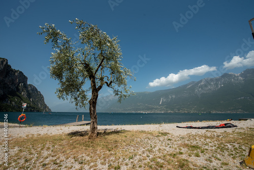vista sul lago con cielo limpido