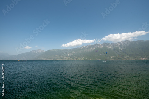 vista sul lago con cielo limpido