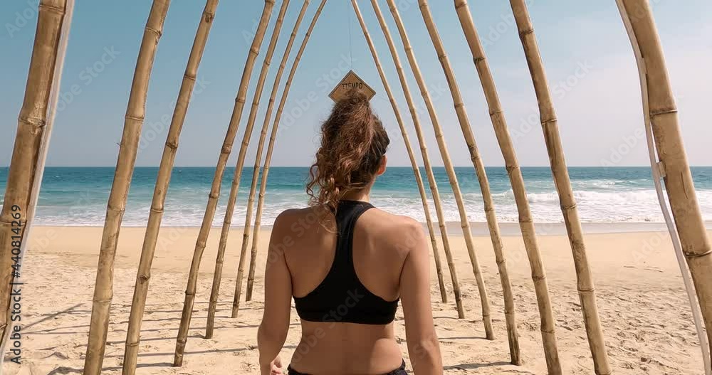 Mujer caminando en la playa