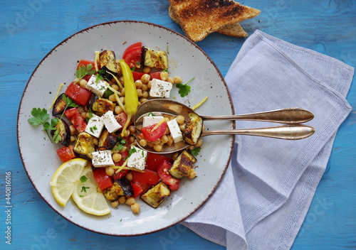 Auberginensalat mit Tomaten und Kichererbsen photo