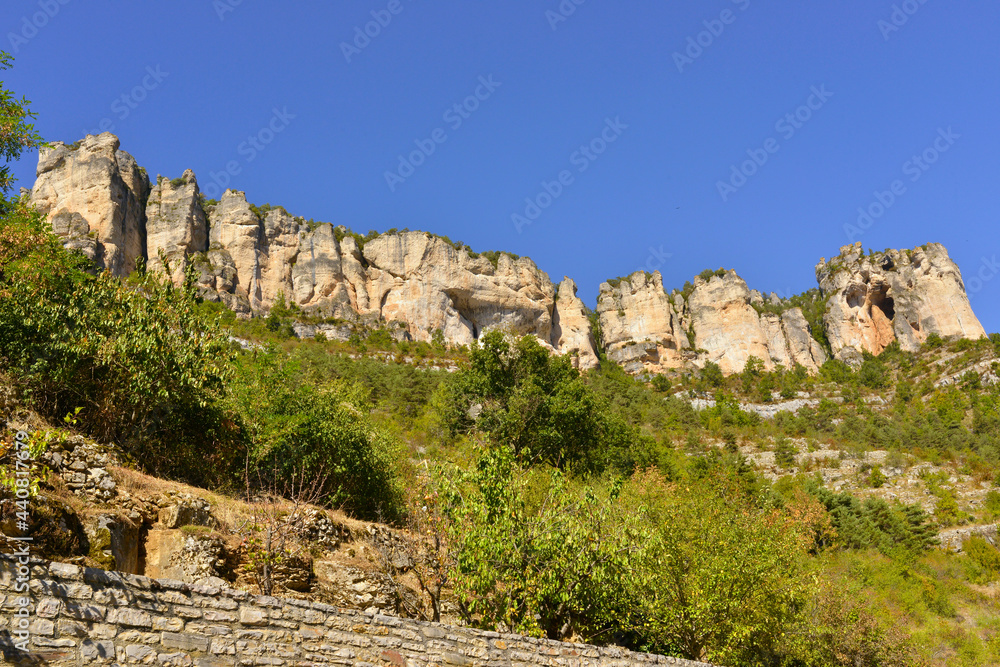 Muraille rocheuse, route D996 sur les hauteurs de Le Truel (12430), département de l'Aveyron en région Occitanie, France