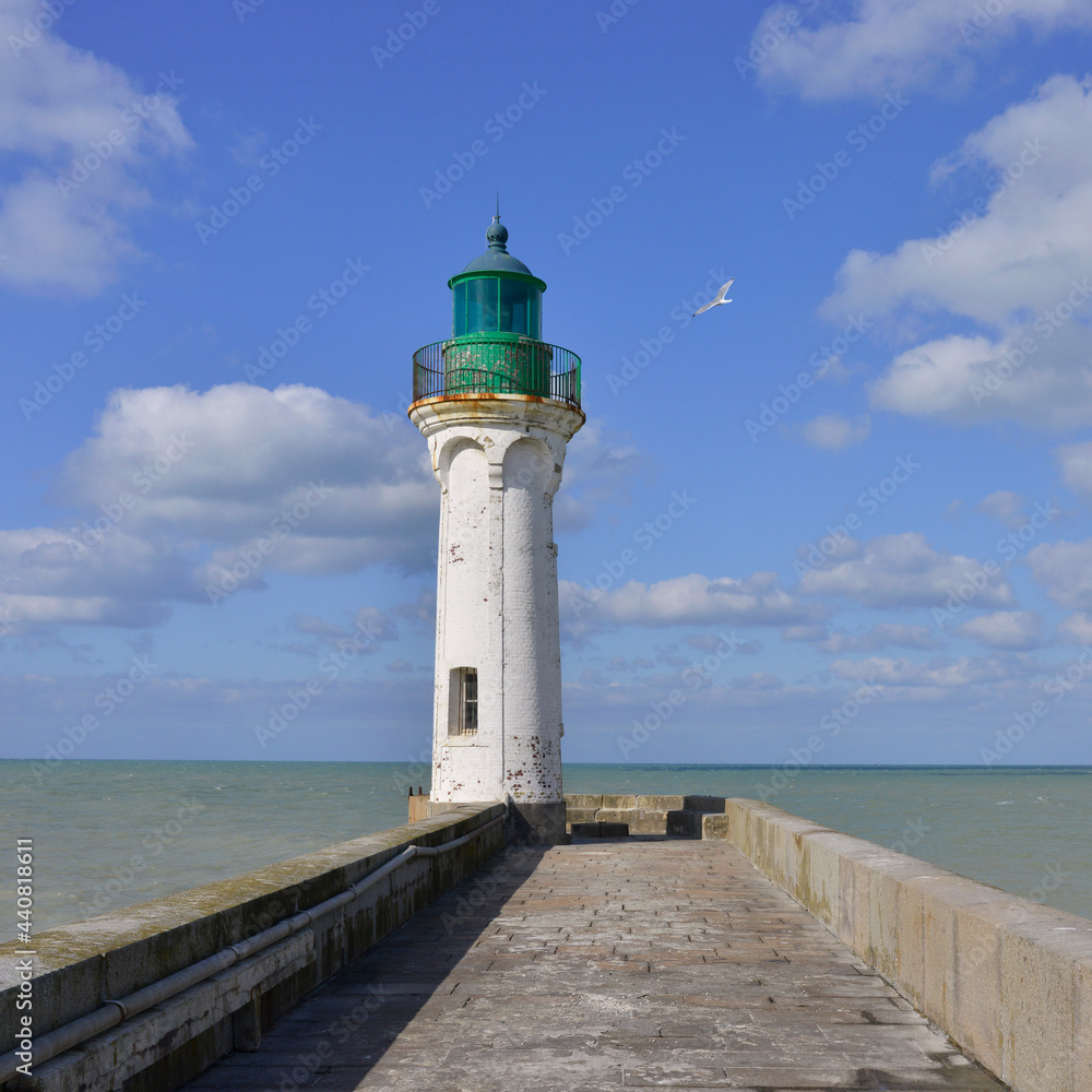 Carré le phare de Saint-Valery-en-Caux (76460) en plein ciel bleu au bout de sa jetée, département de Seine-Maritime en région Normandie, France