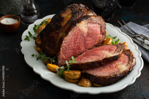 Φωτογραφία Boneless beef roast on a serving platter sliced
