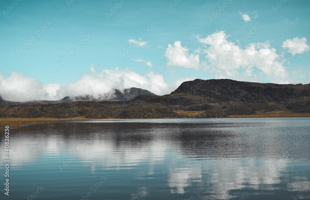 Montaña reflejándose en un lago