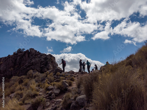 people in the horizon / gente en el horizonte; Primer portillo del volcán Iztaccíhuatl en el Parque Nacional Izta-Popo Zoquiapan, México. 