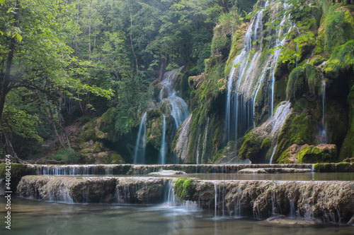 cascade des tufs dans le Jura en été en France