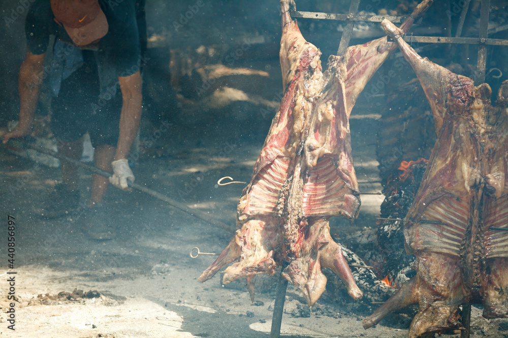Obraz premium Asado argentina carne asada cordero parrilla. Argentinian grilled meat lamb