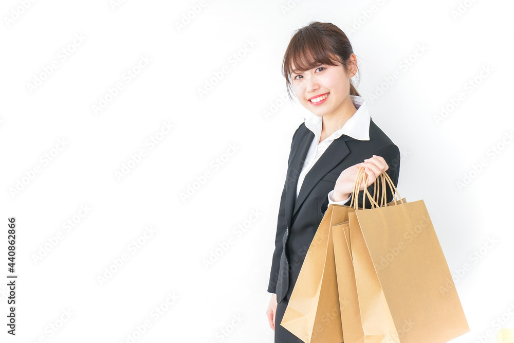 ショッピングをする若いビジネスウーマン ショッピングをする若いビジネスウーマン
