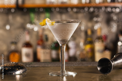 Tableau sur toile Vésper Martini drink in a bar environment