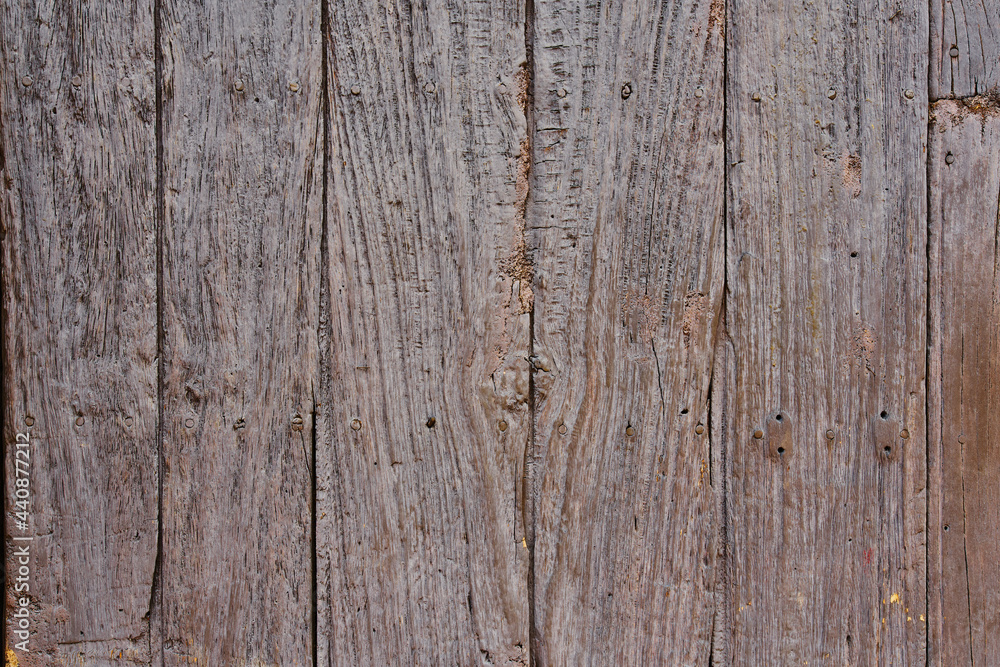 Textura de madera vieja de ventanas y puertas desgastadas por el tiempo con grietas y clavos oxidados Textura de madera vieja de ventanas y puertas desgastadas por el tiempo con grietas y clavos oxidados