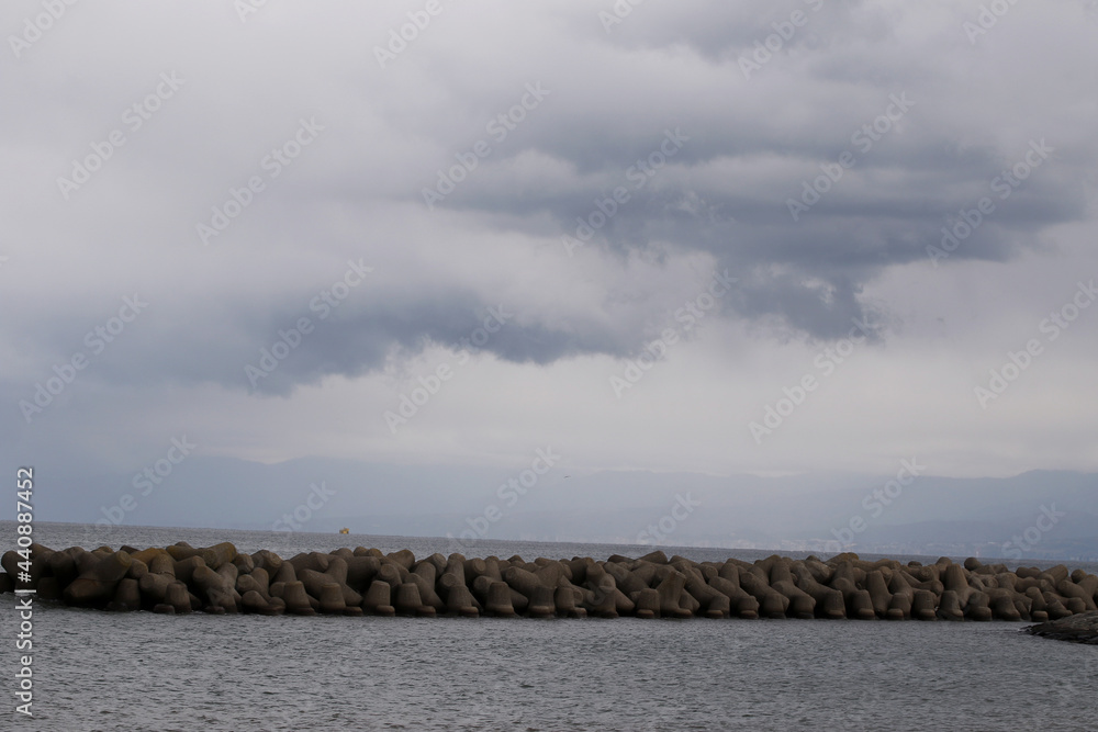 Obraz premium 今にも雨が降り出しそうな海沿いの空
