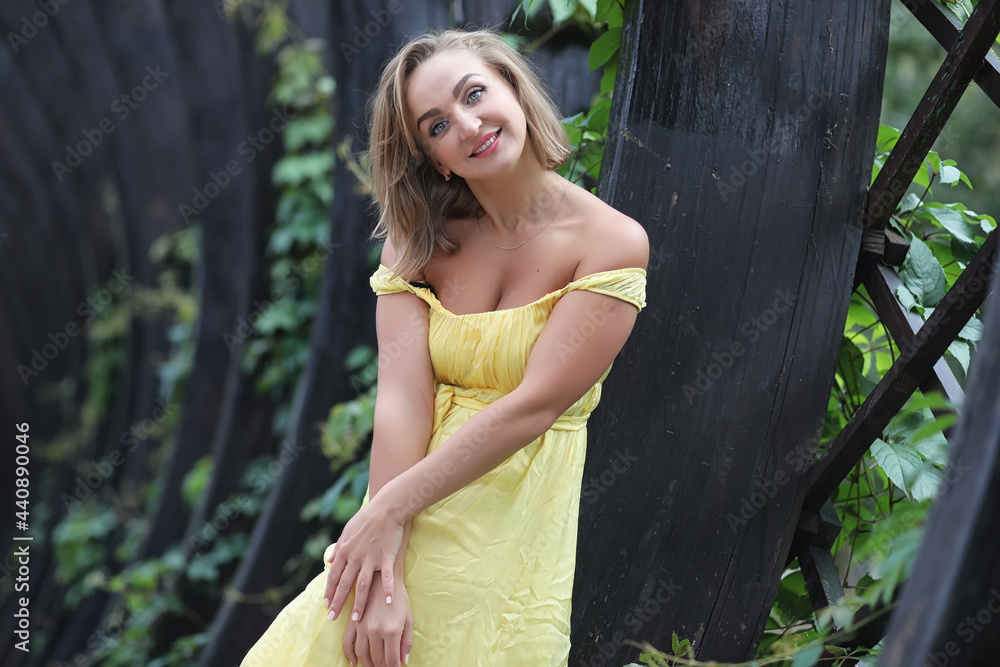 Naklejka premium Beautiful girl in the summer park