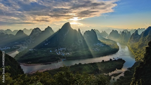 Foto sunrise in the mountains,
Xianggong mountain, Yangshuo, Guilin, China