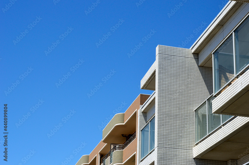 Obraz premium 集合住宅と青空