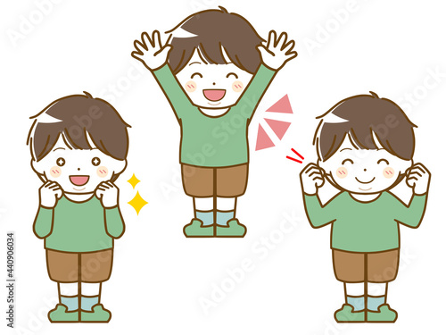 太った幼い少年の楽しい表情