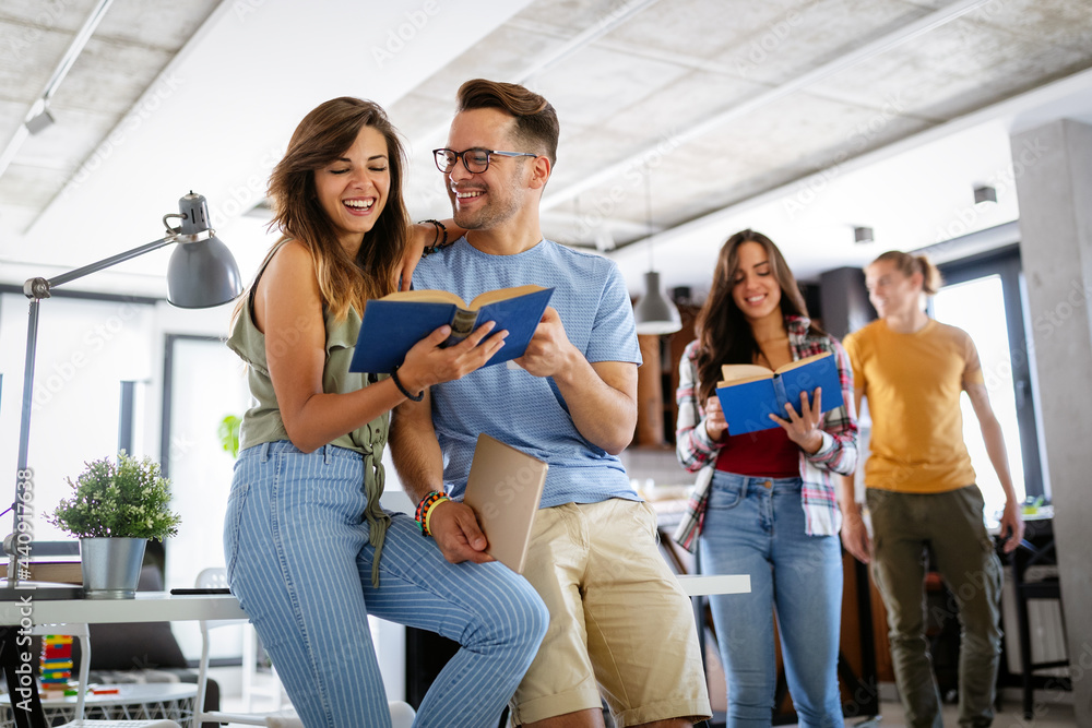 Obraz premium Happy group of young students studying together