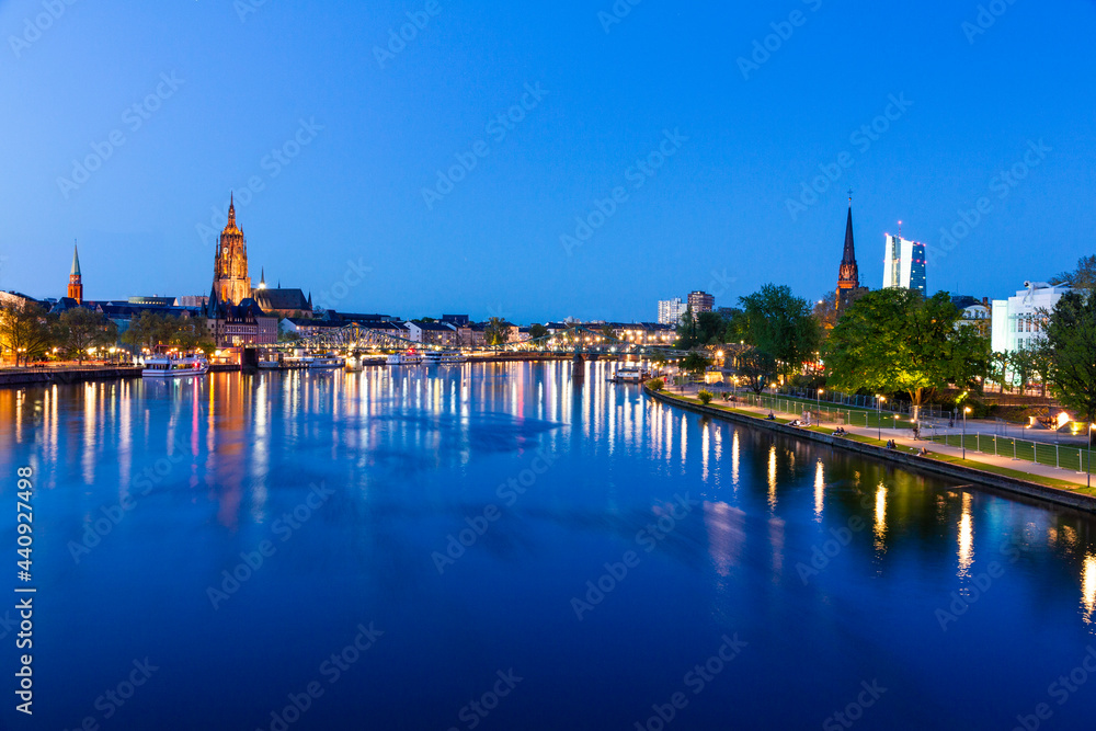 Obraz premium Frankfurt panoramic view across River Main bridge to skyscrapers in Germany.