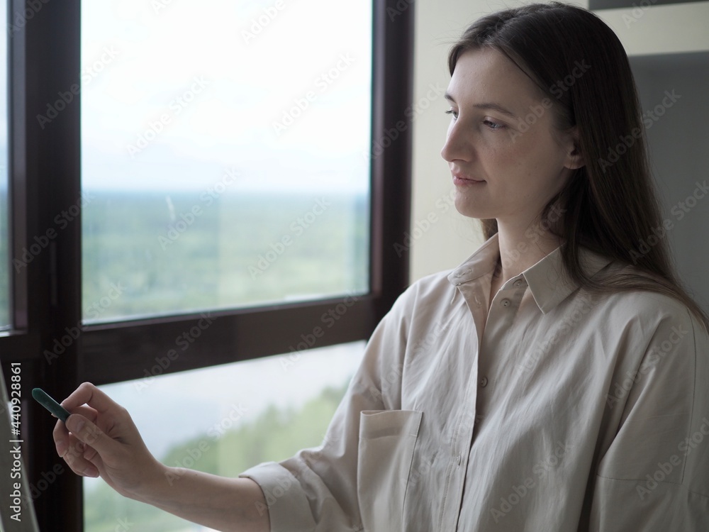 Portret Woman Artist painting abstract oil painting in art studio. The artist draws a picture with an oil brush in his hand. Modern art, creativity concept, hobby