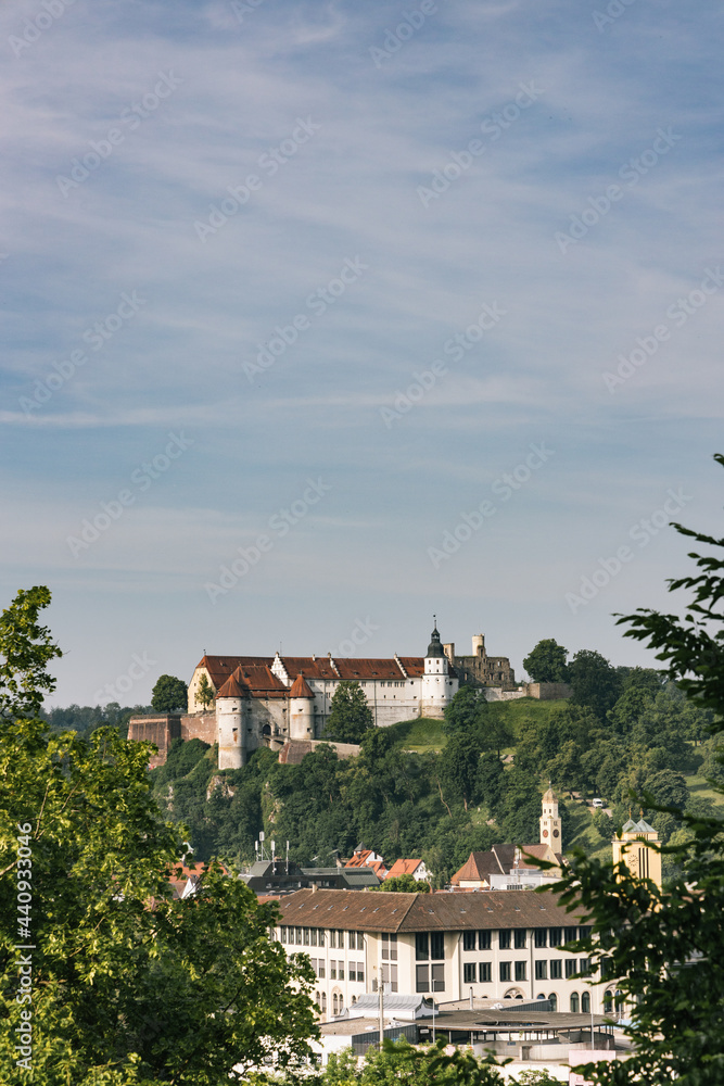 Blick auf das Schlossberg mit dem Schloss Hellenstein in Heidenheim, Baden-Württemberg, Deutschland