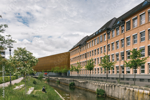 Großes Gebäude mit verschiedenen Firmen und Einkaufsmöglifchkeiten in Heidenheim, Baden-Württemberg, Deutschland