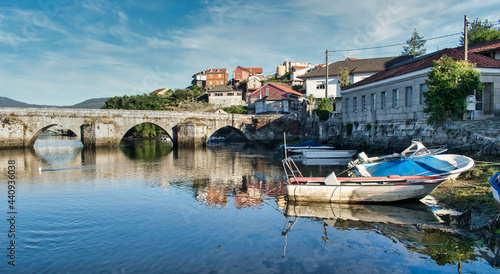 Barcas de pescador y puente medieval de Ponte Sampaio sobre el r  o Verdugo en la provincia espa  ola de Pontevedra