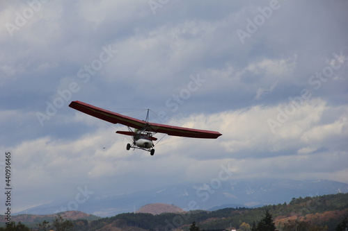 Wallpaper Mural 曇天を飛ぶ軽飛行機 Torontodigital.ca