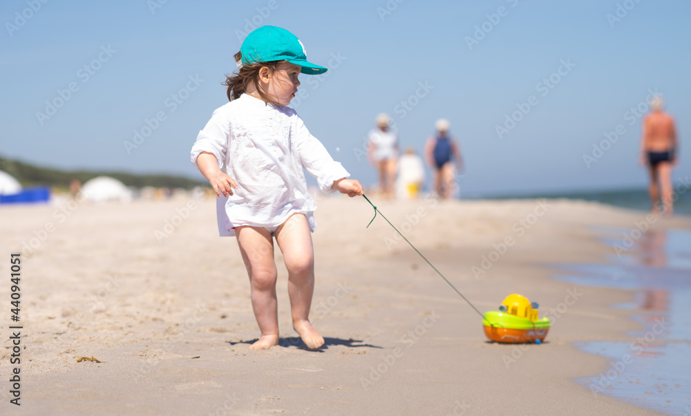 dziecko na plaży - obrazy, fototapety, plakaty 