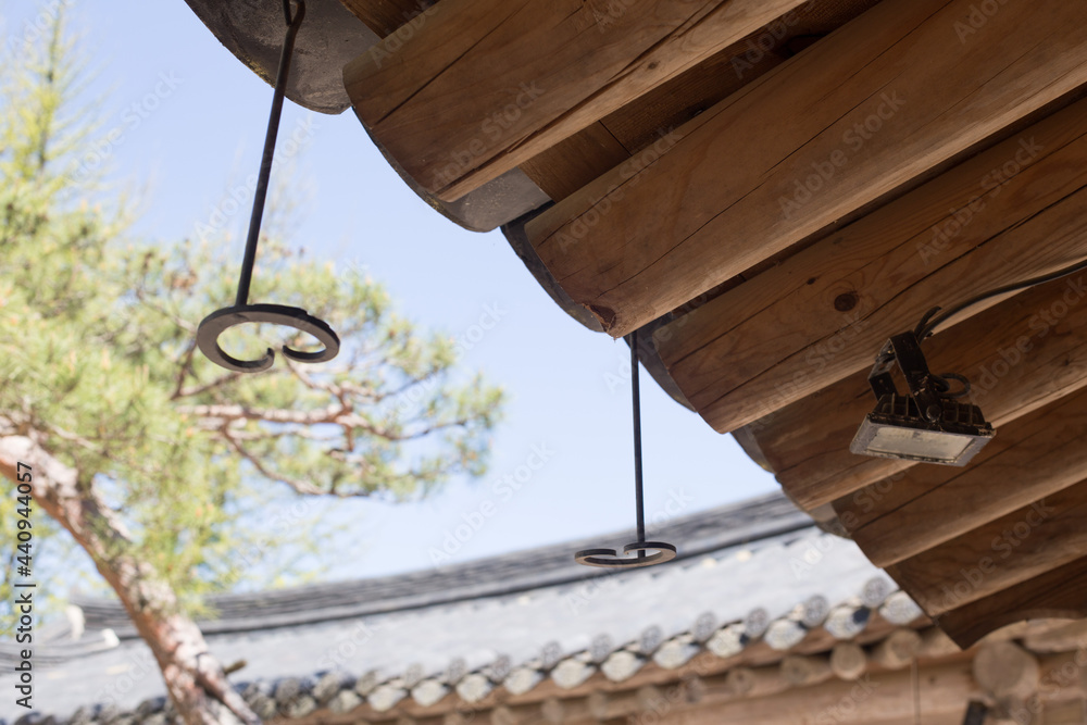 Φωτογραφία the wooden roof of Hanok, a traditional Korean house.