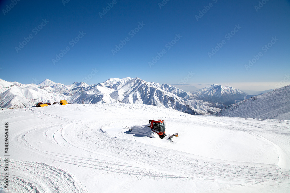 Skifahren in Darbandsar im Iran