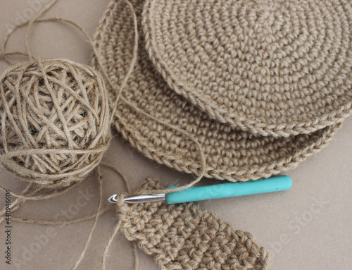 Фотография Closeup shot of a knit cloth with a needle and yarn on a table