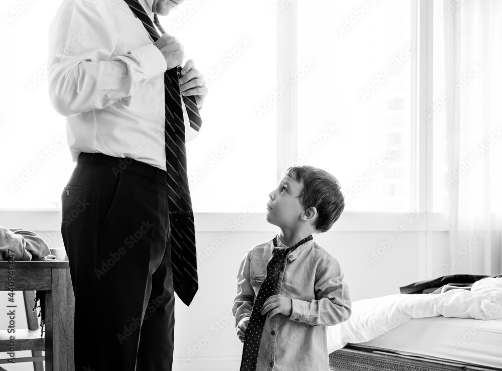 Father teaching son how to tie a tie - obrazy, fototapety, plakaty 