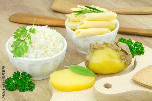 Kalte Kartoffeln mit Reis und Nudeln