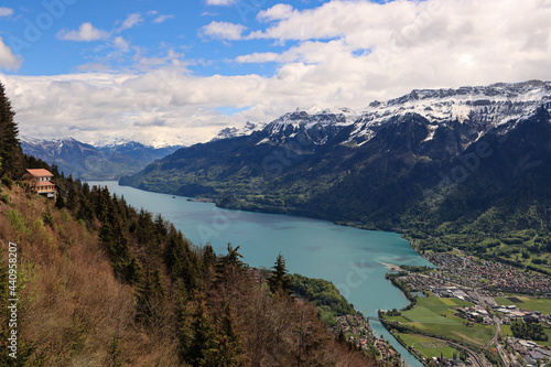 Zauberhafte Schweizer Bergwelt; Blick vom Harder über den Brienzersee 