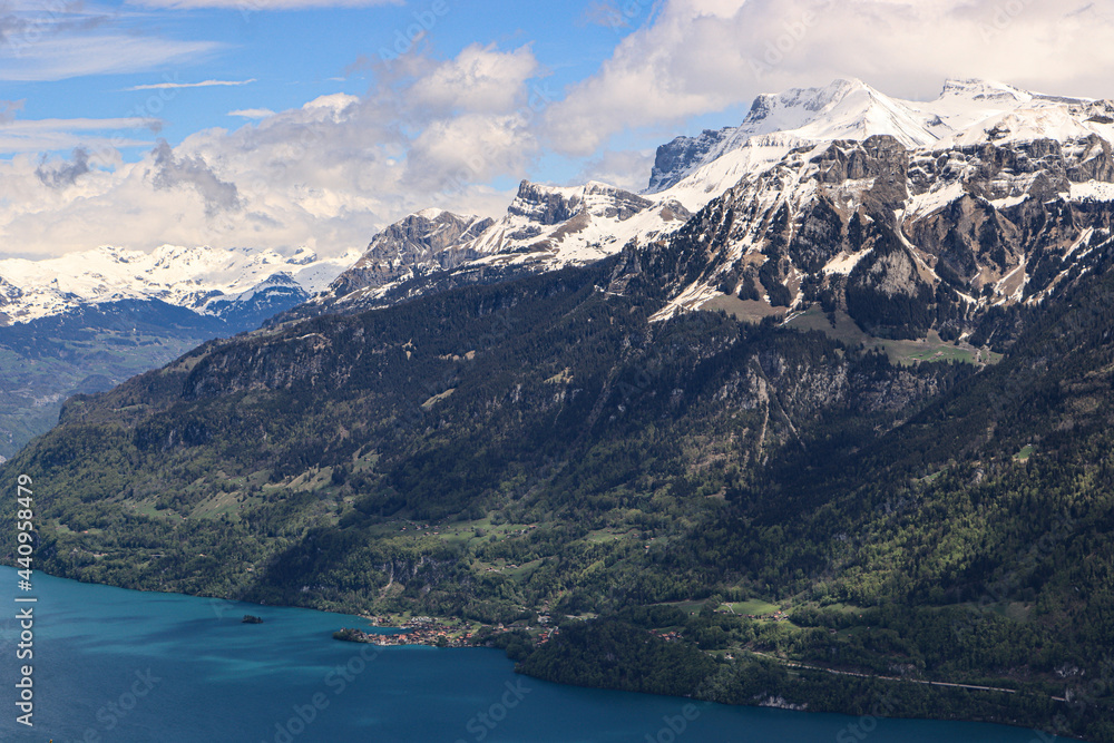 Zauberhafte Schweizer Alpenkulisse; Blick vom Harder (Wannichnubel) über den Brienzersee auf Axalphorn, Wildgerst und Schwarzhorn