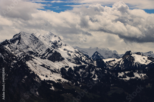 Schneebedeckte Gipfel über dem Thunersee im Mai 2021; Blick vom Wannichnubel auf Schiffli, Morgenberghorn und Dreispitz