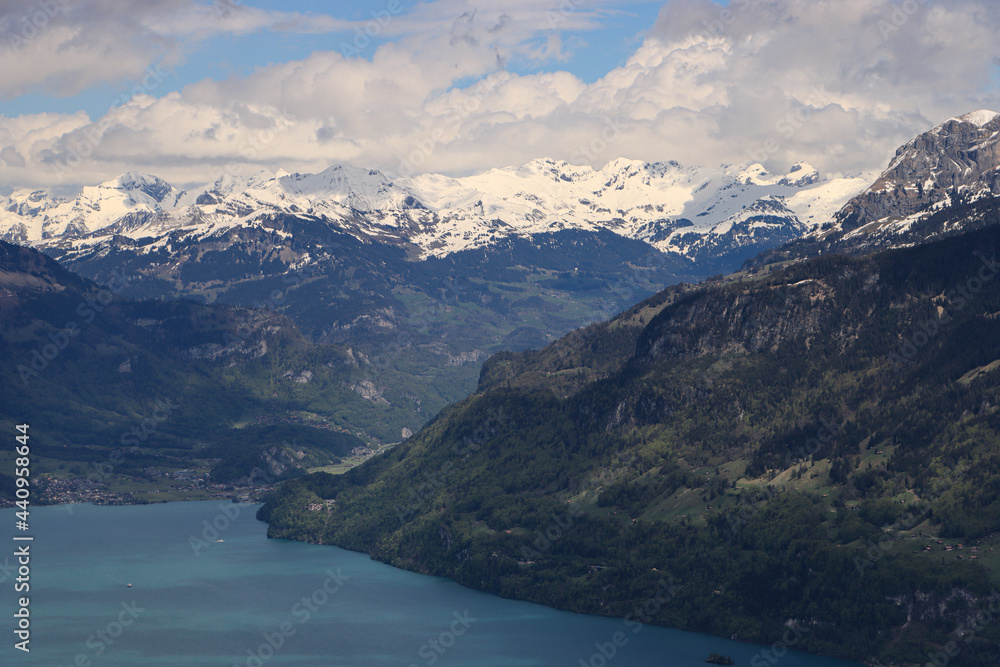 Schweizer Alpenidylle; Blick vom Wannichnubel über den Brienzersee zu den Urner Alpen
