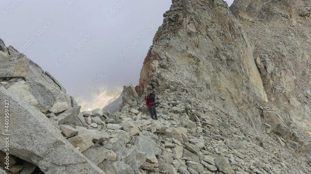 Paso de la Maladeta antes del Glacial y  durante la ascensión al Aneto en Pirineos.