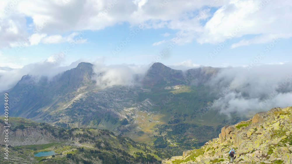 Vistas panorámicas de las montañas, picos y entorno durante la ascensión al Aneto en Pirineos.