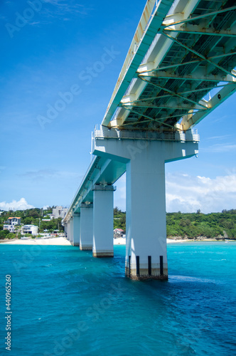 島につながる白い橋　瀬底大橋