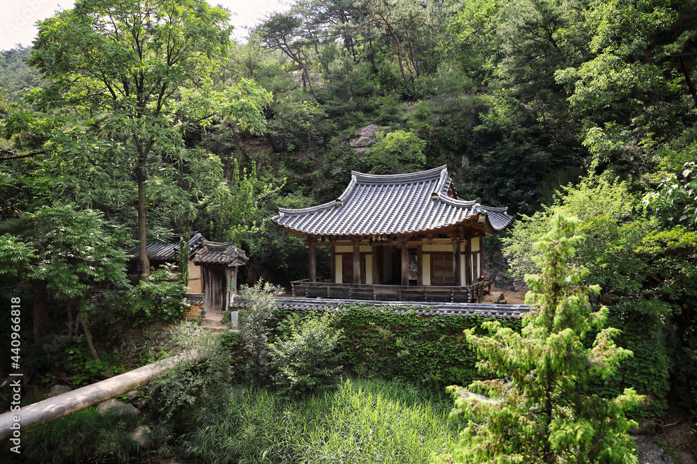 Traditional Korean house built in the 1500's Traditional Korean house built in the 1500's