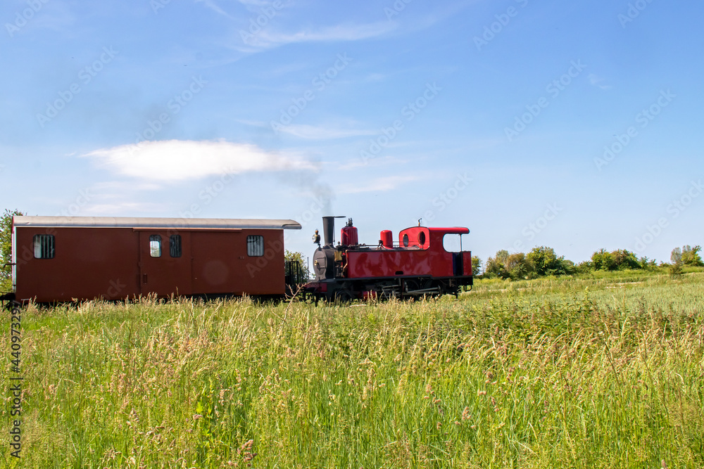 Locomotive à vapeur dans la campagne, monument historique, Somme, Picardie, Hauts-de-France Locomotive à vapeur dans la campagne, monument historique, Somme, Picardie, Hauts-de-France