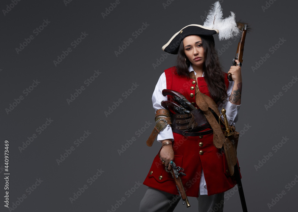 Obraz premium Brunette corsair with guns dressed in pirate outfit