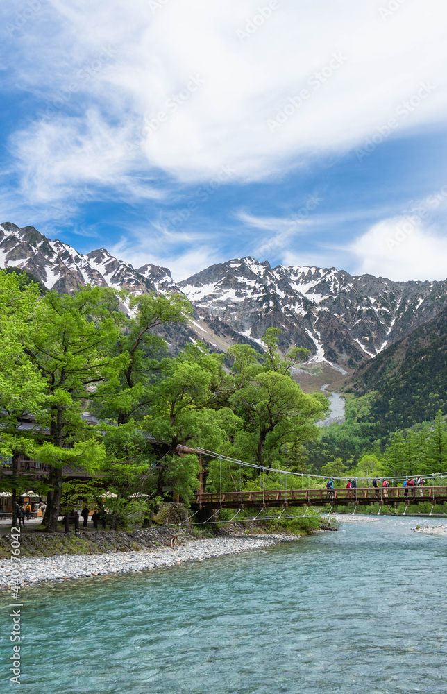 Fototapeta premium 上高地 晴天の穂高連峰と河童橋（縦）